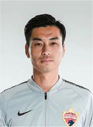 迪翁古司职防守型中场，今年曾代表塞内加尔参加U17世界杯，他将在2024年6月正式加盟切尔西。